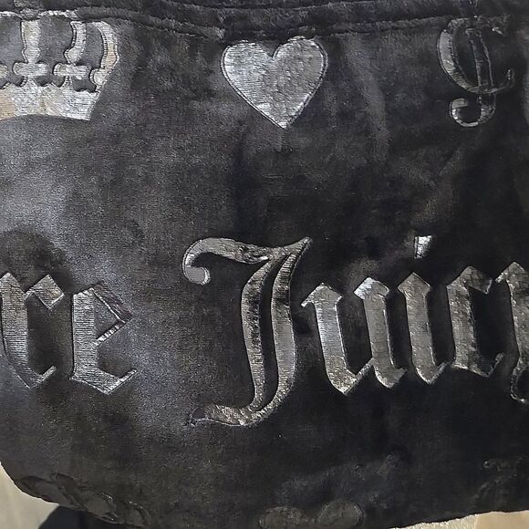 Juicy Couture Home Logp Crown & Heart Embossed Oversized Throw Blanket - Picture 7 of 7